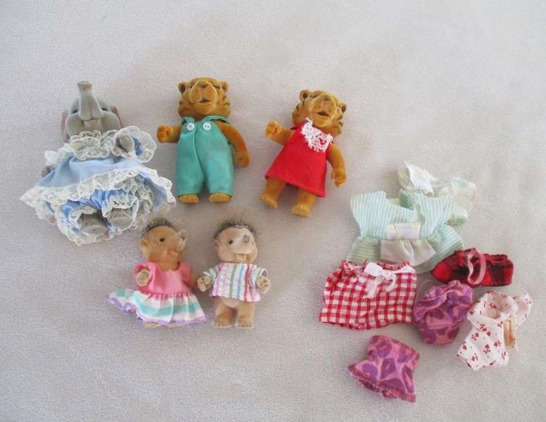 Batch of five collectable Sylvanian Forest Family figures  + extra clothes (great for Xmas stocking)