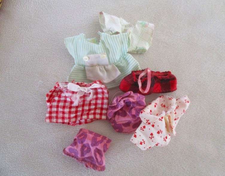 Batch of five collectable Sylvanian Forest Family figures  + extra clothes (great for Xmas stocking)