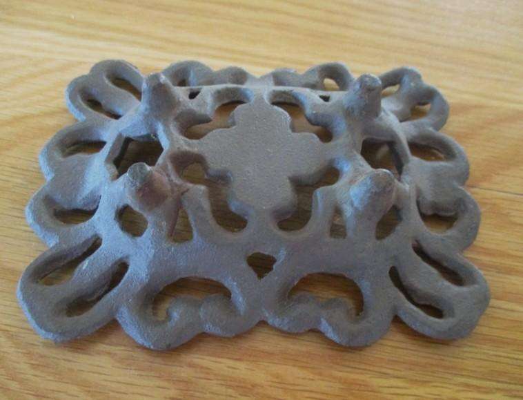 Vintage/antique cast iron footed soap dish