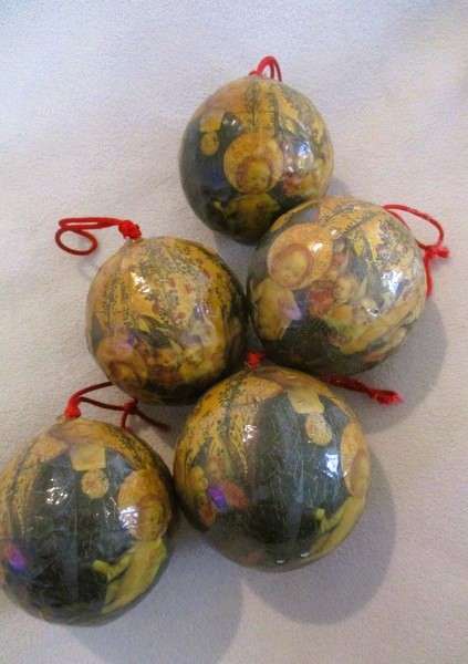 A batch of nine vintage Christmas ornaments for one price