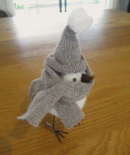 Just an adorable little bird to display