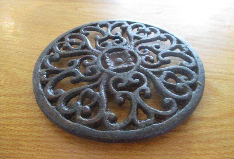 Vintage/antique cast iron trivet/pot holder