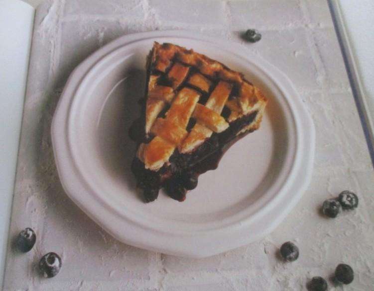 Healthy hard cover cookbook (sweet& savoury recipes) Berries - a Cookbook - beautifully illustrated