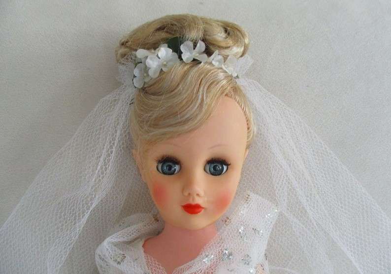 WOW!  Circa 1957-1965 - Vintage 14R Miss Revlon type doll in complete bridal outfit