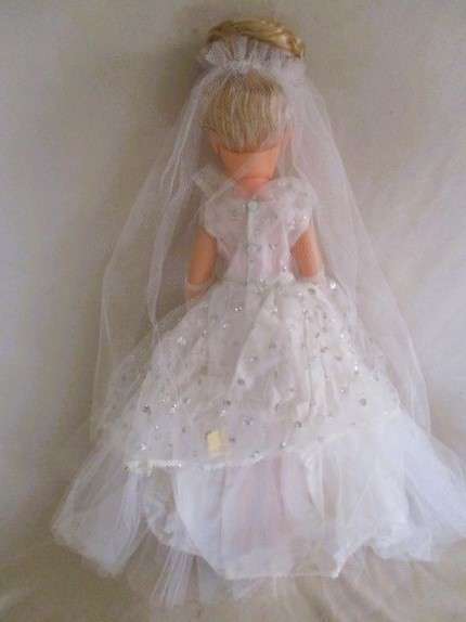 WOW!  Circa 1957-1965 - Vintage 14R Miss Revlon type doll in complete bridal outfit