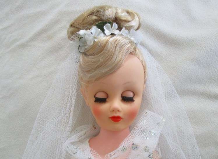 WOW!  Circa 1957-1965 - Vintage 14R Miss Revlon type doll in complete bridal outfit