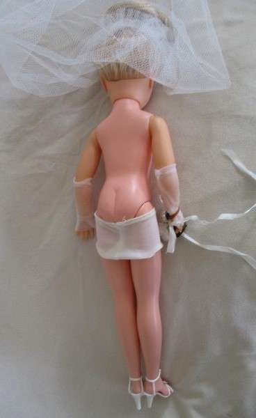 WOW!  Circa 1957-1965 - Vintage 14R Miss Revlon type doll in complete bridal outfit