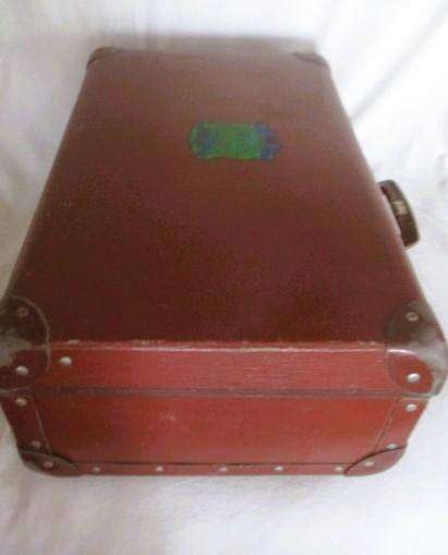 A lovely old vintage suitcase to display your dolls/bears/fabrics etc