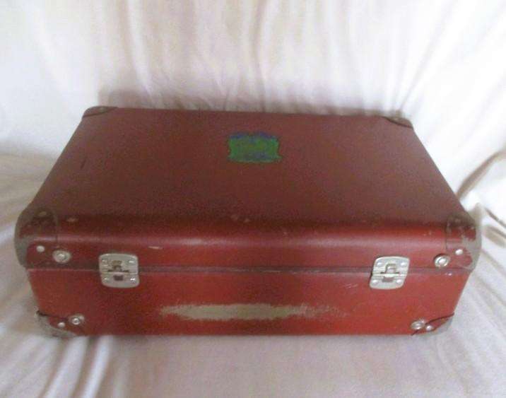 A lovely old vintage suitcase to display your dolls/bears/fabrics etc