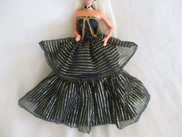 Vintage late 1980's Mattel long hair Barbie doll with original earrings & necklace - knees  bend