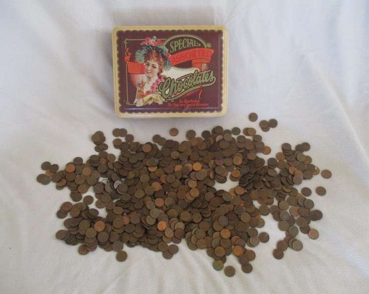 Over 1000 small old South African 1/2c coins in a tin