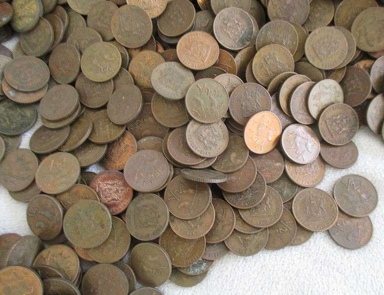 Over 1000 small old South African 1/2c coins in a tin