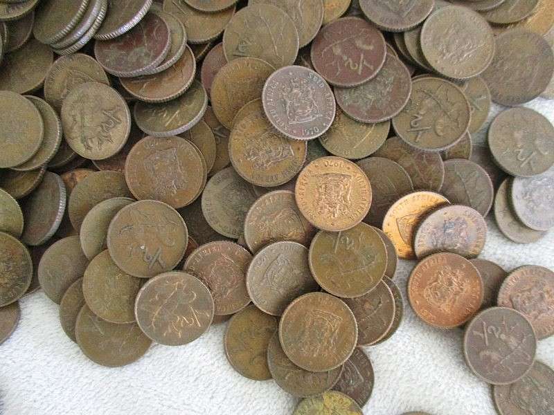 Over 1000 small old South African 1/2c coins in a tin