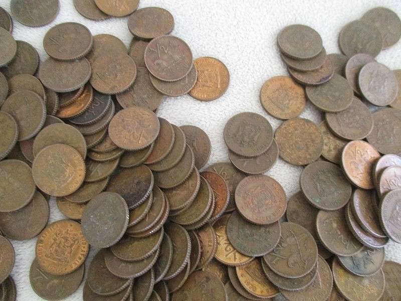 Over 1000 small old South African 1/2c coins in a tin