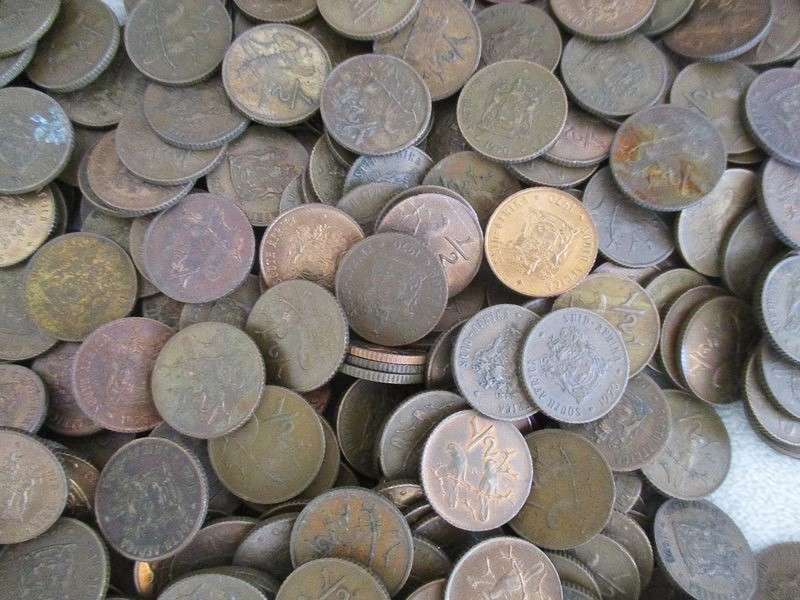 Over 1000 small old South African 1/2c coins in a tin