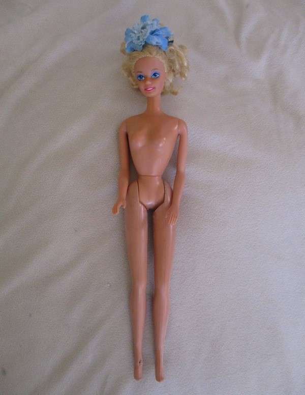 Vintage 1980's/90's Mattel Barbie doll with tight blonde curls - knees that bend