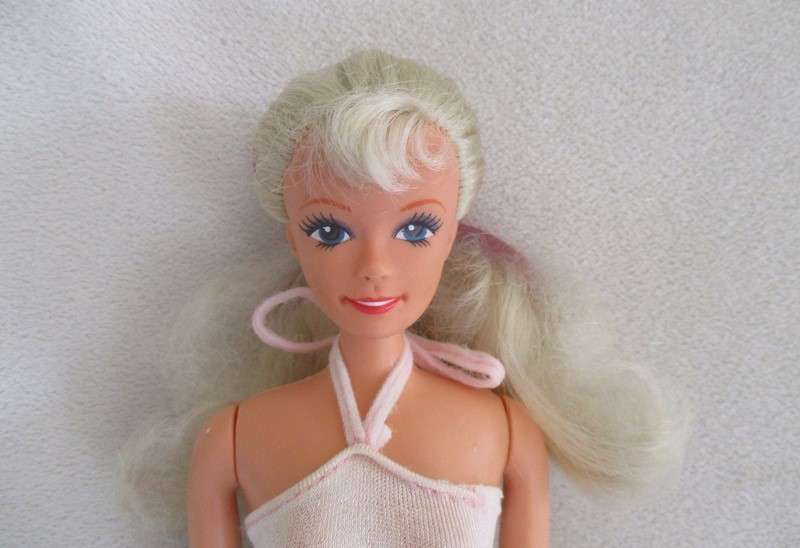 Collectable vintage 1993 Lucky Ind. Co.  Barbie clone doll - knees bend