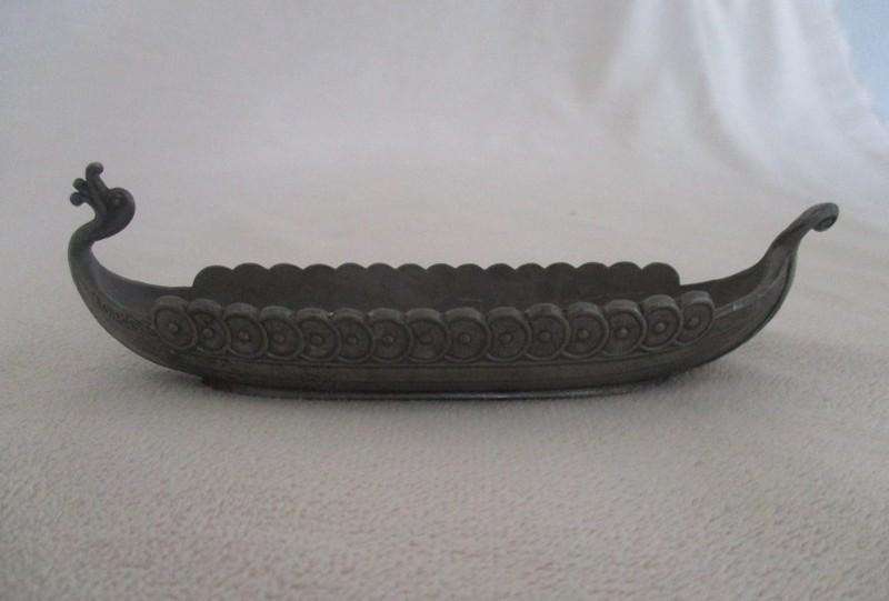 Highly collectable vintage Handstopt TPH Tinn, Norway pewter Viking ship open salt cellar
