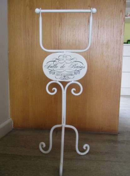 Rather unique Provence style painted metal toilet roll holder