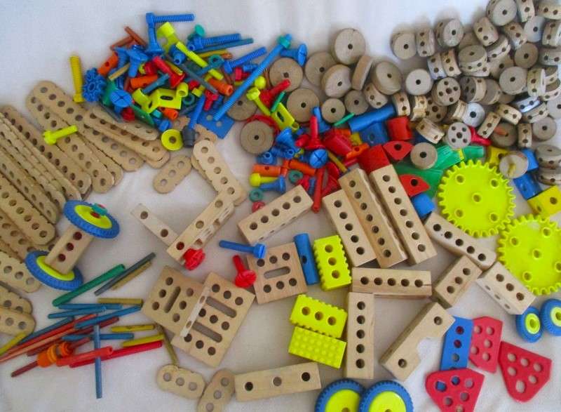 A large batch of over 300 vintage Tinkertoy building blocks