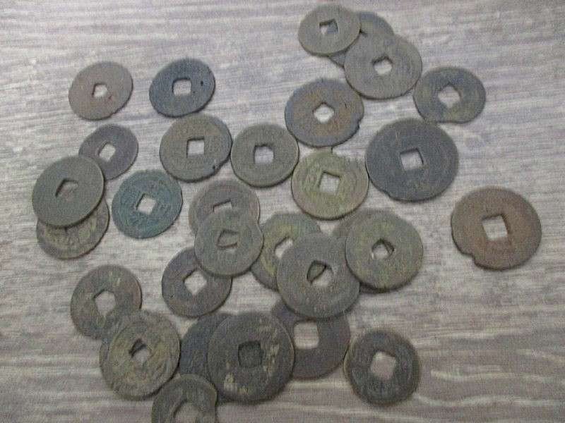 An old tin full of old Chinese, South African R1, 5c and 1/2 c coins and other countries' coins