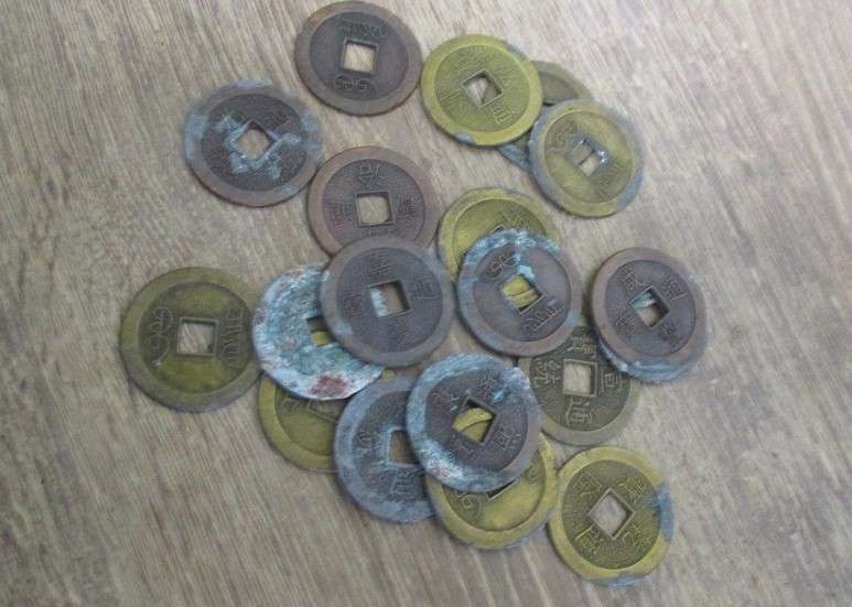 An old tin full of old Chinese, South African R1, 5c and 1/2 c coins and other countries' coins