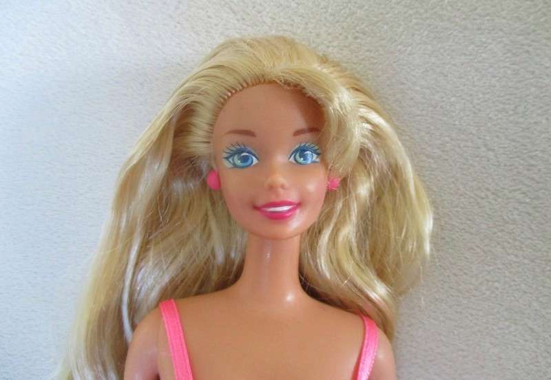 Pretty Mattel Barbie doll with bangs and original earrings and dress  - knees that bend