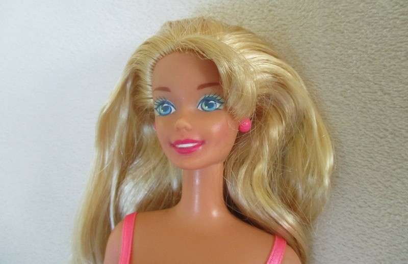 Pretty Mattel Barbie doll with bangs and original earrings and dress  - knees that bend