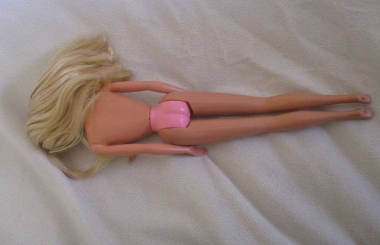 Pretty Mattel Barbie doll with bangs and original earrings and dress  - knees that bend