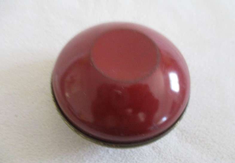 A cute  small round Victorian style tin to add to your order