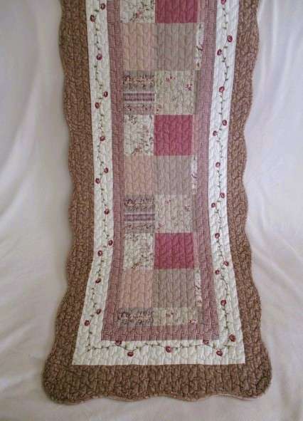 A stunning good quality MangChiNie quilted runner with embroidered roses