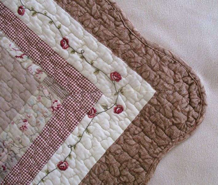 A stunning good quality MangChiNie quilted runner with embroidered roses
