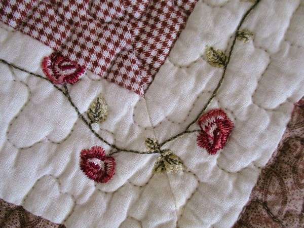 A stunning good quality MangChiNie quilted runner with embroidered roses