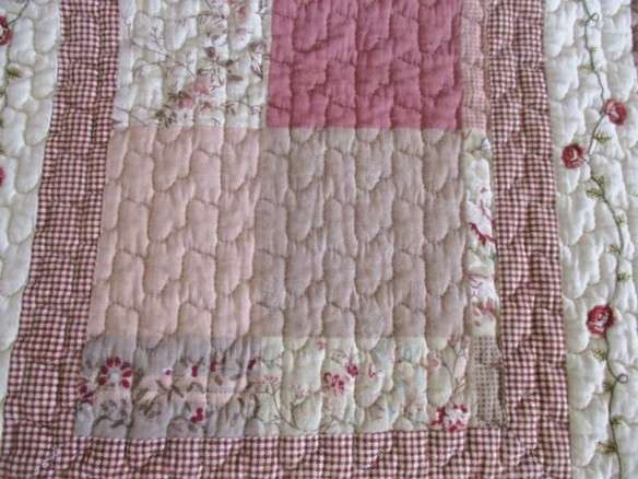 A stunning good quality MangChiNie quilted runner with embroidered roses