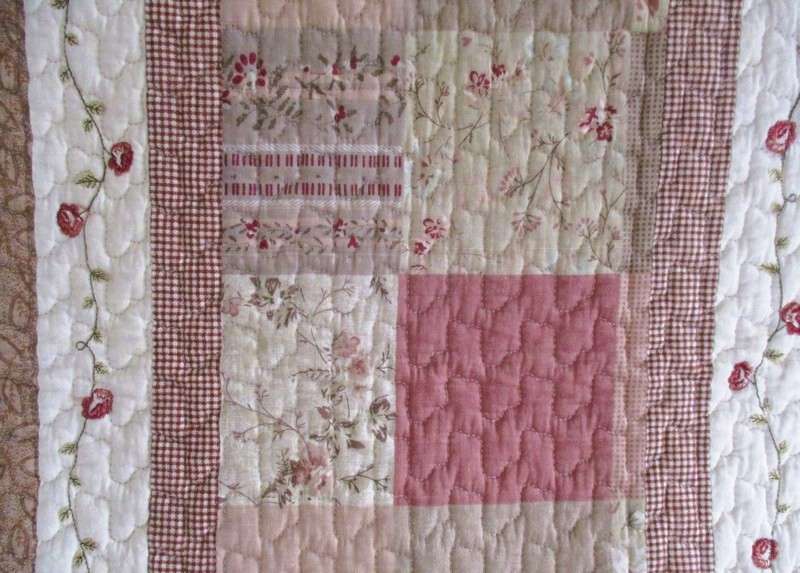 A stunning good quality MangChiNie quilted runner with embroidered roses