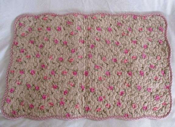 A good quality MangChiNie quilted cloth - reversable with small pink roses on back