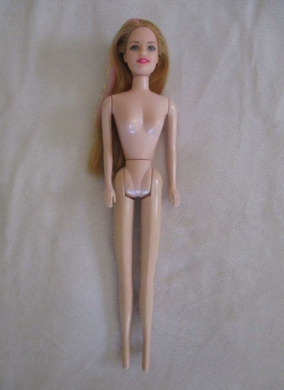 A pretty vintage Barbie clone doll with pink highlights and tinsel in her hair - knees bend