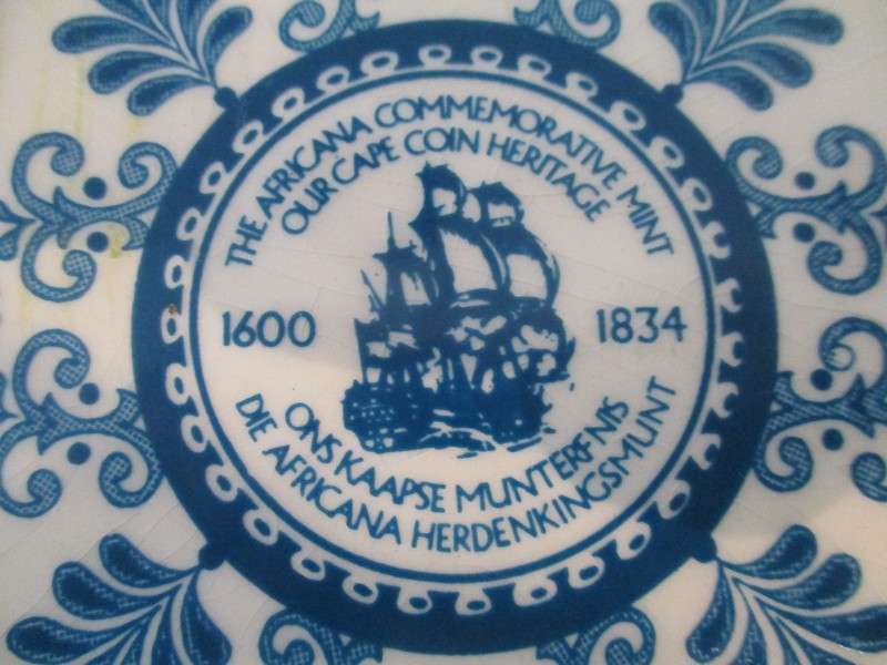 Yellow wood and Imbuia box - The Africana Commemorative mint - Our Cape Coin Heritage - box only
