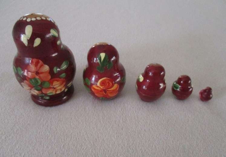 Unique & rare -  vintage 1990's genuine Russian tiny 5 piece set wooden Matryoshka nesting dolls