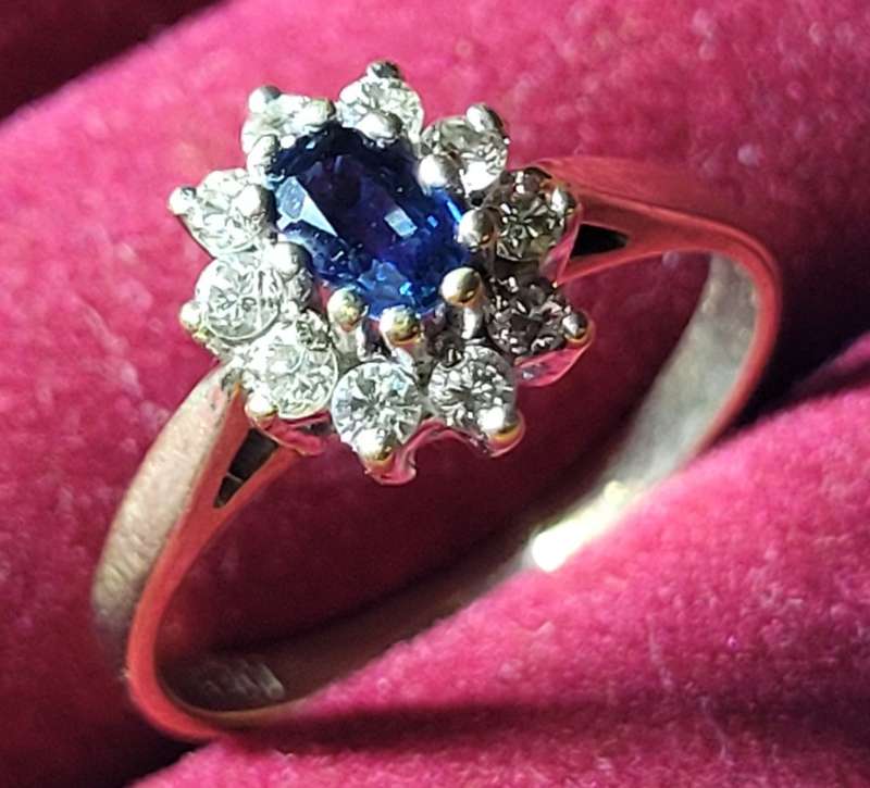 BEAUTIFUL SOLID GOLD SAPHIRE AND DIAMOND RING