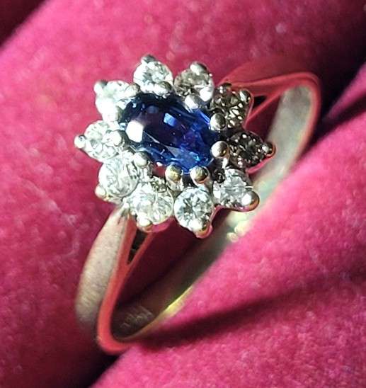 BEAUTIFUL SOLID GOLD SAPHIRE AND DIAMOND RING