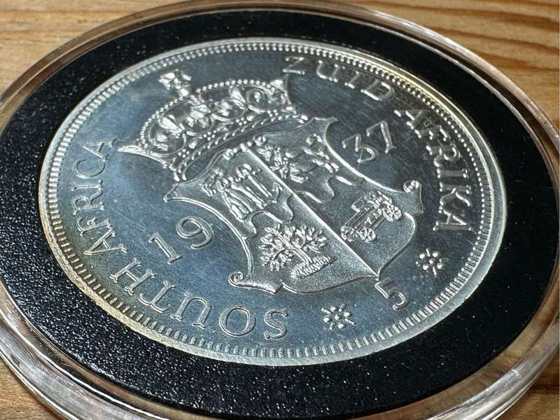 A set of 2 1937 5 shilling pattern coins ( silver & bronze )