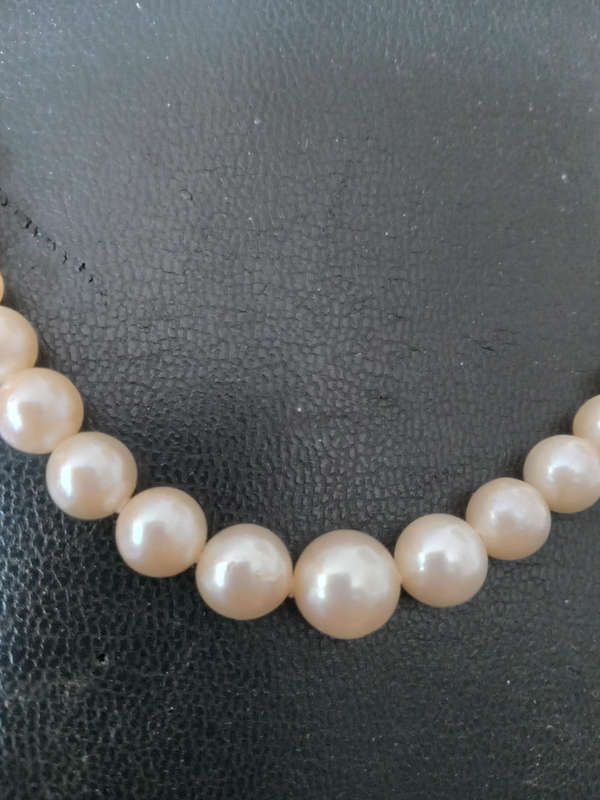 A String of Graduating Cultured Pearl Necklace With 9ct Gold Clasp - INCLUDES VALUATION  CERTIFICATE
