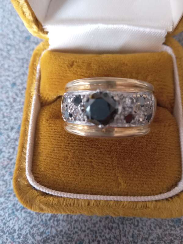 18ct Gold Black And White Diamond Ring - (10.3g)