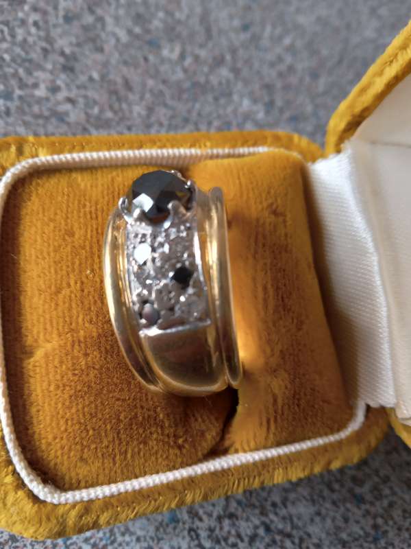 18ct Gold Black And White Diamond Ring - (10.3g)