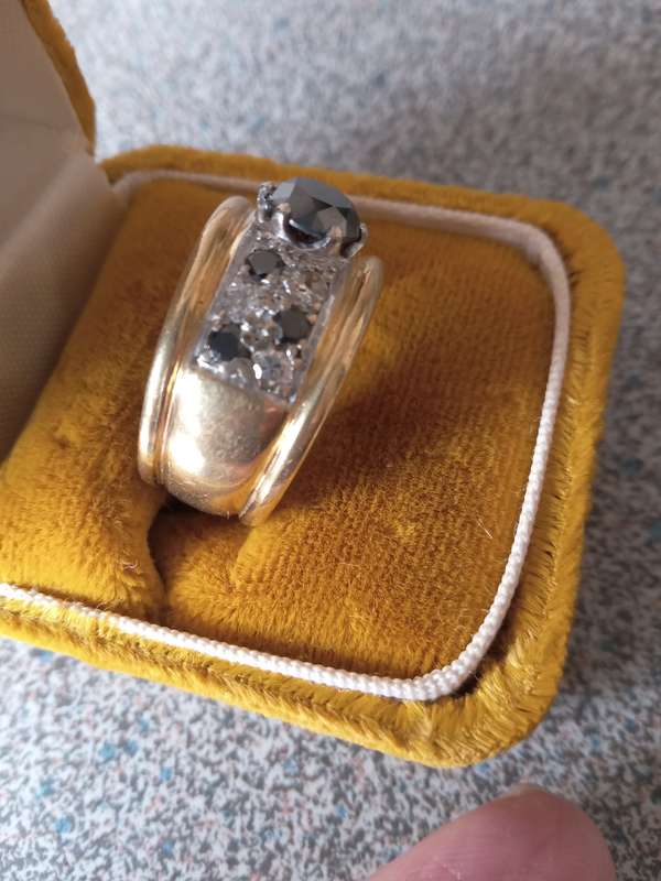 18ct Gold Black And White Diamond Ring - (10.3g)