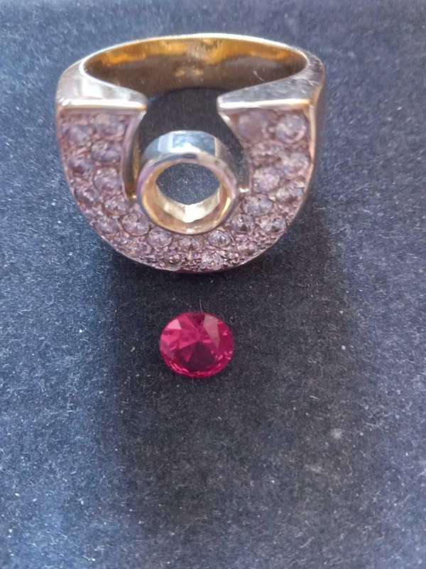 18ct Gold Red Gemstone and CZ Men's Horse Shoe Ring