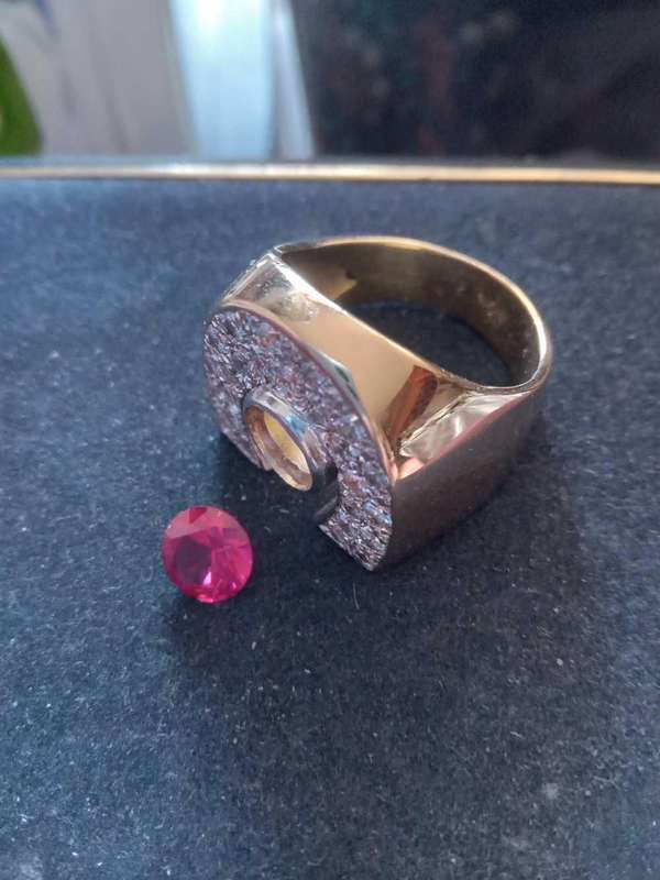 18ct Gold Red Gemstone and CZ Men's Horse Shoe Ring