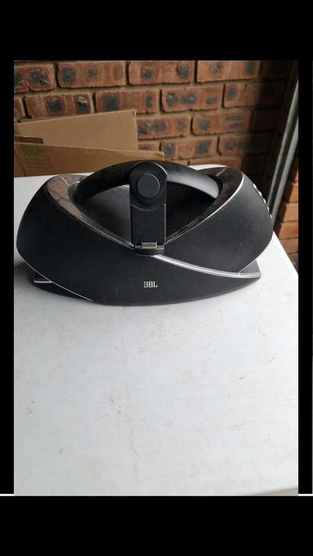 JBL on beat extreme Bluetooth speaker with iPod dock