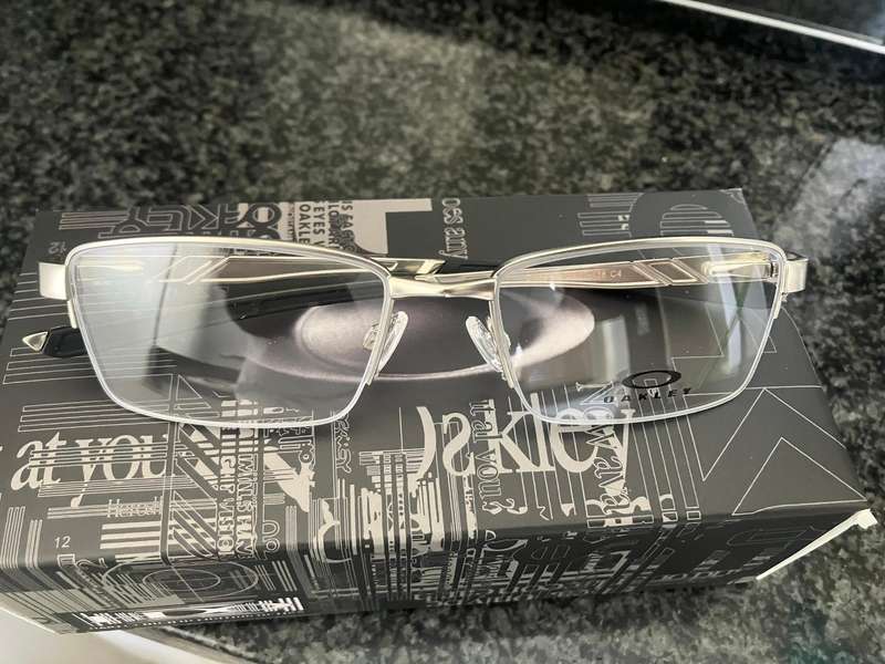 Oakley reading sunnies